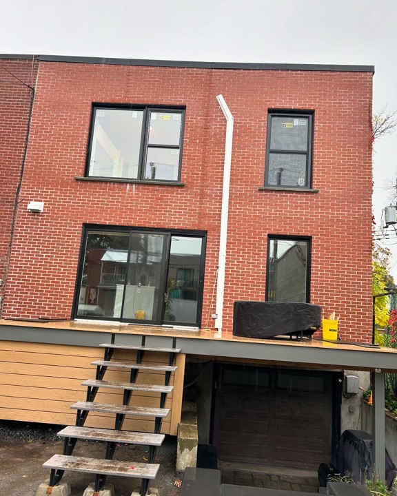 Fenêtres et porte-patio installées par Installations Milos, plex montréalais